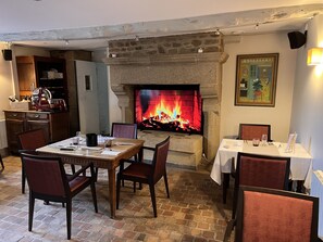 32-吋 LCD 液晶電視,提供有線頻道