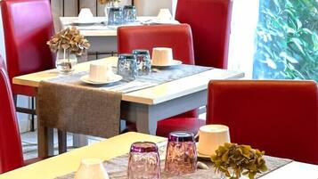 TĂ€gliches kontinentales FrĂŒhstĂŒck (15 EUR pro Person)