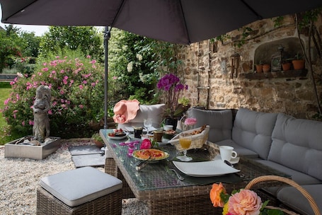 Outdoor dining. La Rose de Ducey, Family Suite in the Bay of Mont Saint-Michel for 4 persons