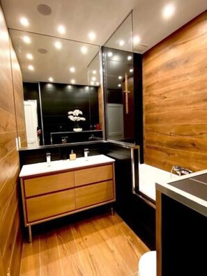 Baignoire, sèche-cheveux