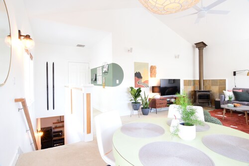 Private 800 sq. ft. Suite in Nature Right by the Road to Mt. Bachelor Ski Resort