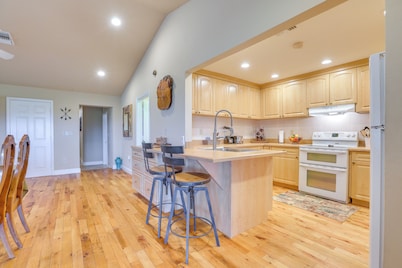 On Lake Istokpoga: Lorida Home w/ Lanai!