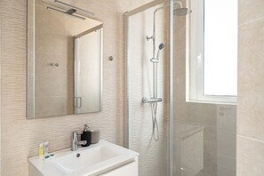 Douche, sèche-cheveux, serviettes fournies