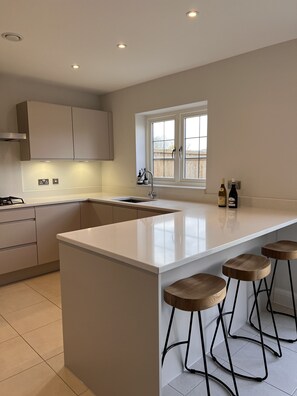 冷蔵庫、電子レンジ、オーブン、コンロ