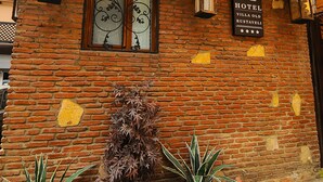 A brick building with a sign reading "Hotel Villa Old Rustaveli." - Villa Hotel Tbilisi (თბილისი)