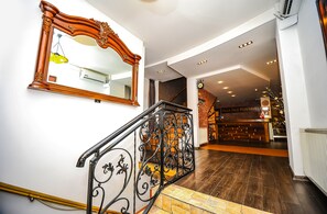 المنشأة من الداخل