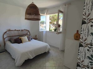 3 chambres, bureau, fer et planche à repasser, lit de bébé portatif