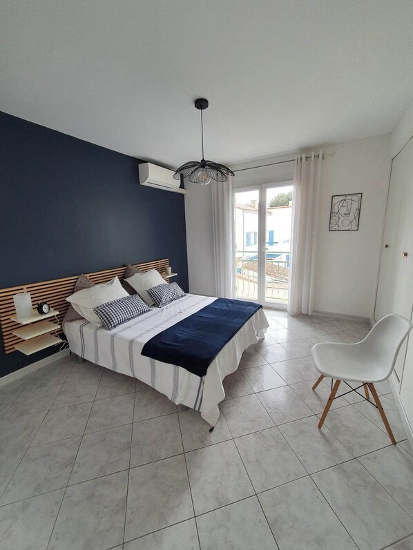 3 bedrooms, desk, iron/ironing board, travel cot