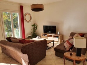 Téléviseur, livres, bureau