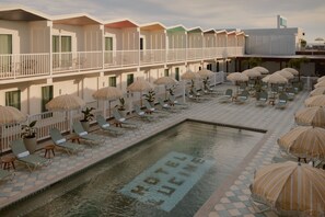 Outdoor pool - Hotel Lucine (Galveston)