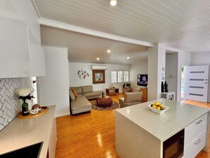 Flat-screen TV, offices - Gold Coast Miami Beach House With Pool & Parking (Gold Coast)