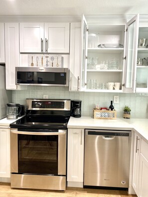 Geladeira, micro-ondas, fogão, cooktop