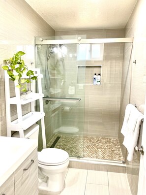 Shower, hair dryer, towels, soap - Private Cottage nearby SCU, San Jose Downtown, San Jose Airport, SAP (San Jose)
