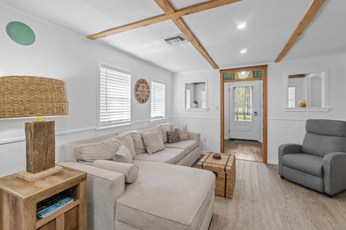 Adorable Private Tiny Home  "The Pink House" in Downtown Mt. Dora!! Pet Friendly