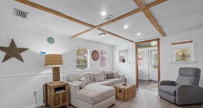 Adorable Private Tiny Home "The Pink House" in Downtown Mt. Dora!! Pet Friendly