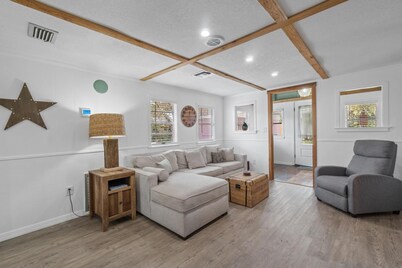 Adorable Private Tiny Home  "The Pink House" in Downtown Mt. Dora!! Pet Friendly