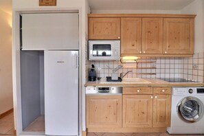 Kühlschrank, Ofen, Geschirrspüler, Wasserkocher mit Kaffee-/Teezubehör