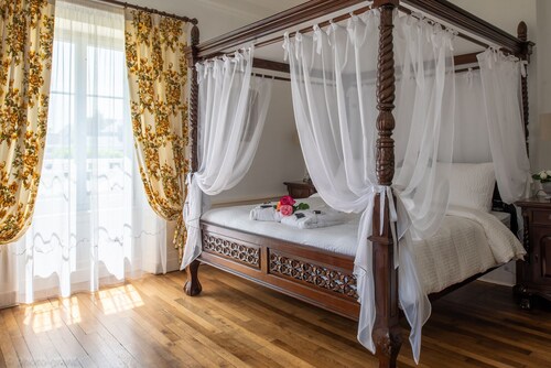 La Rose de Ducey, Romantic room "La Rose Féérique" in the bay of Mt St Michel