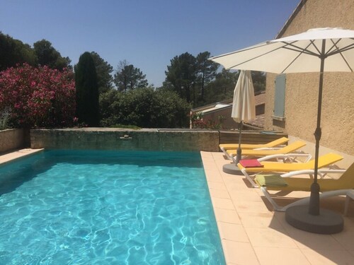 Pleasant villa at the foot of Mont Ventoux, with swimming pool and pétanque court