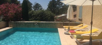 Pleasant villa at the foot of Mont Ventoux, with swimming pool and pétanque court