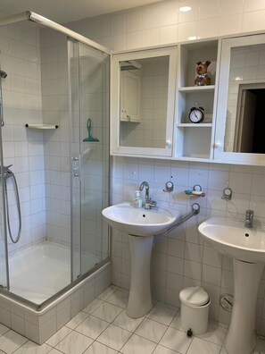Douche, sèche-cheveux, serviettes fournies