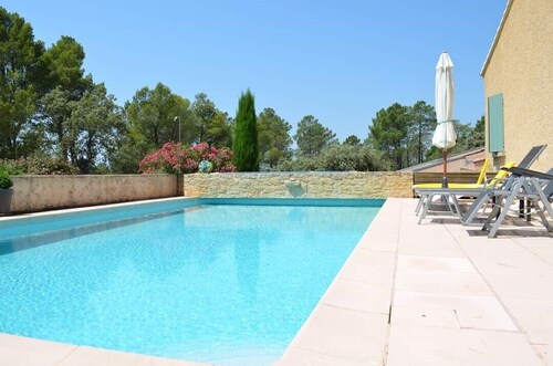 Agréable villa climatisée au pied du mont Ventoux, avec piscine et garage vélos