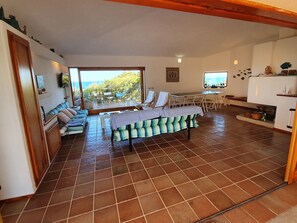 Fernseher, Kamin, DVD-Player, Bücher