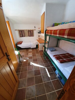 4 bedrooms, desk, soundproofing, iron/ironing board