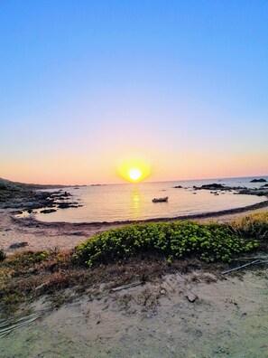 In Strandnähe, Liegestühle, Strandtücher