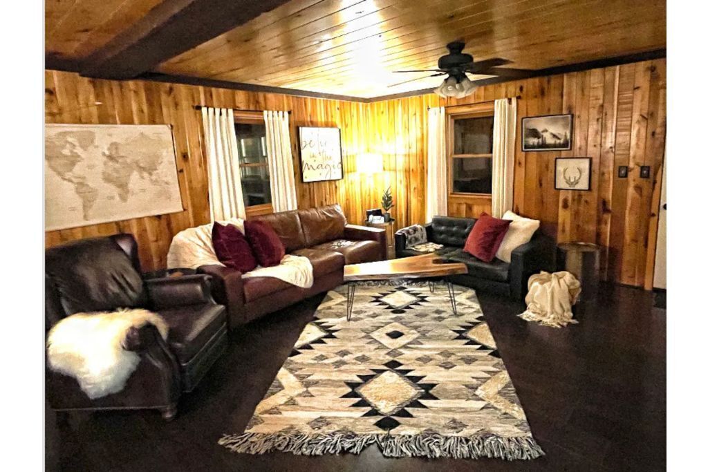 Cozy Cottage - Minutes from Snowshoe Ski Resort!