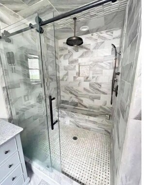 Dusche, Haartrockner, Handtücher, Seife