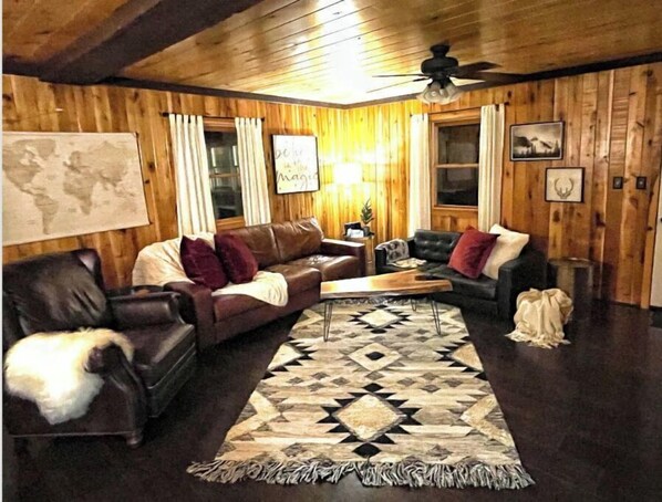 Smart TV, chimenea, futbolito y libros 