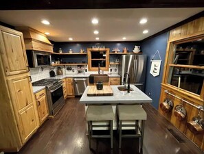 冷蔵庫、電子レンジ、オーブン、コンロ