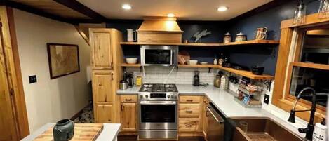 Geladeira, micro-ondas, fogão, cooktop