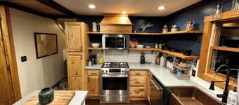 Cozy Cottage - Minutes from Snowshoe Ski Resort!