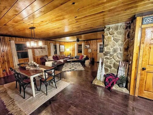 Cozy Cottage - Minutes from Snowshoe Ski Resort!