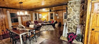Cozy Cottage - Minutes from Snowshoe Ski Resort!