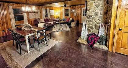Cozy Cottage - Minutes from Snowshoe Ski Resort!