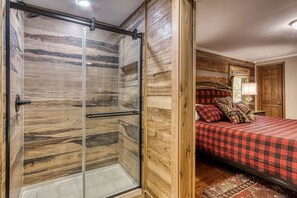 4 Schlafzimmer, Schreibtisch, Bügeleisen/Bügelbrett, WLAN