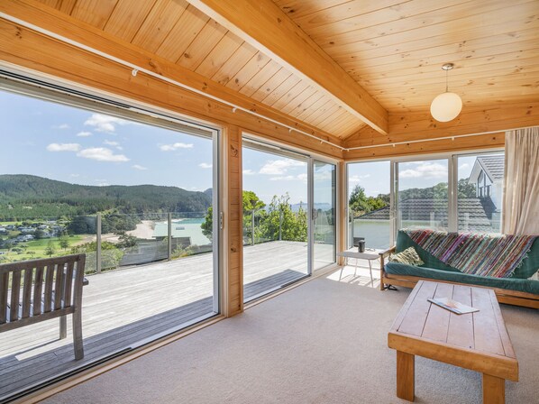TV - Onemana Lookout - Onemana Holiday Home (Onemana)
