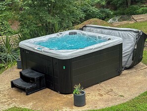 Outdoor spa tub - Spacious Lakefront Home | Pool | Hot Tub | Fire Pit | Games (Piney)