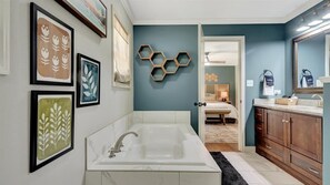 浴缸、風筒、提供毛巾