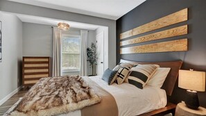 7 soverom, skrivebord, strykejern/-brett og reiseseng for barn