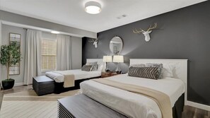 7 間睡房、書桌、熨斗/熨衫板、可攜式嬰兒床