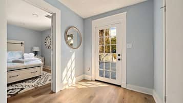 5 chambres, bureau, fer et planche à repasser, lit parapluie