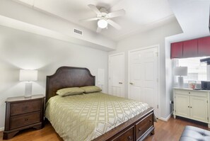 1 Schlafzimmer, Schreibtisch, Bügeleisen/Bügelbrett, Reisekinderbett