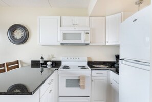 ثلاجة، ميكروويف، فرن، موقد طهي مسطح