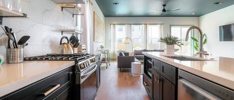 Jääkaappi, mikroaaltouuni, uuni, liesi