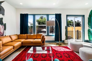 Una televisión, una oficina