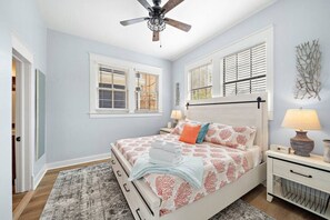 4 bedrooms, desk, iron/ironing board, travel cot - Charming Home Near Downtown with Pool & Fire Pit (Galveston)